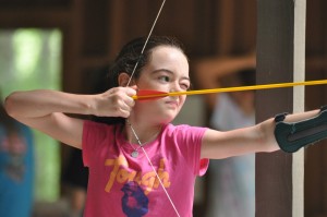 An Illahee girls camp er takes aim