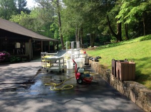 Pressure washer and kitchen equipment